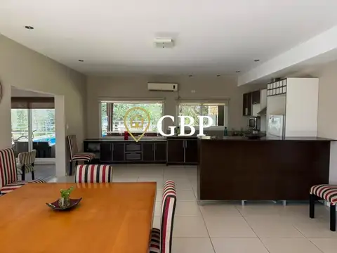 Casa en Alquiler con 2 cocheras
