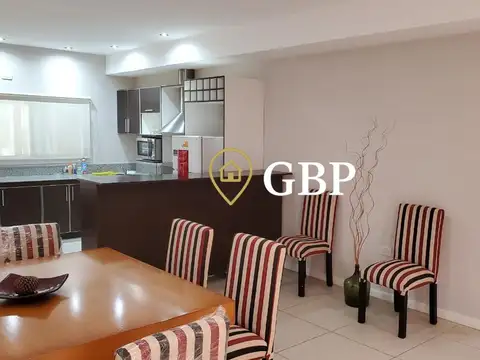 Casa en Alquiler con 2 cocheras