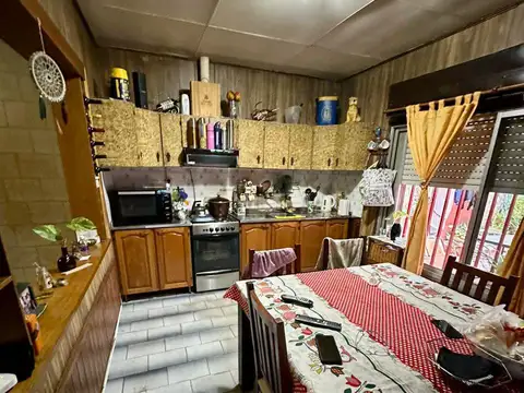 Casa 8 ambientes con 2 baños