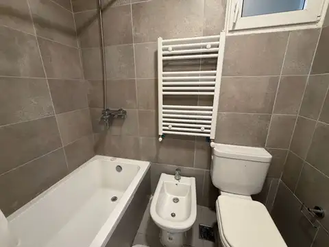 Departamento en Zte. con dos dormitorios en torre Al Rio en alquiler