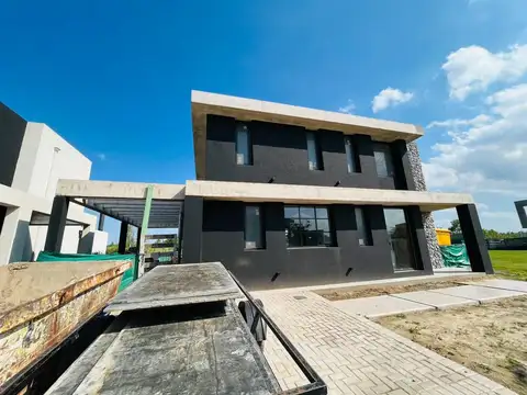 Casa 4 ambientes con 3 baños