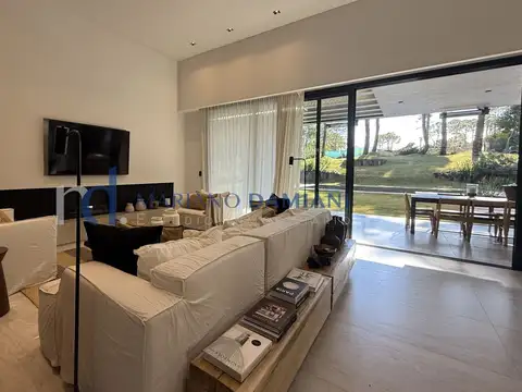 Casa 6 ambientes con 4 baños