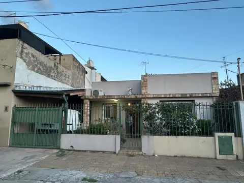 MORON SUR- CASA DE 3 AMBIENTES + 2 BAÑOS- EXCELENTE ESTADO+ COCHERA PASANTE- DEP. DE SERVICIO- JARDIN