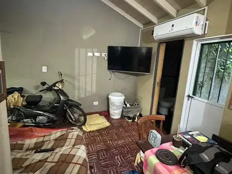 MORON SUR- CASA DE 3 AMBIENTES + 2 BAÑOS- EXCELENTE ESTADO+ COCHERA PASANTE- DEP. DE SERVICIO- JARDIN