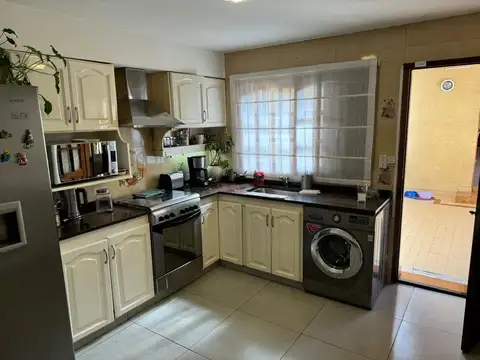 challet de 4 ambientes con cochera terraza, patio y quincho