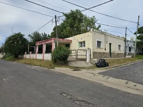 Casa a refaccionar, exclente esquina. Abasolo y Berutti