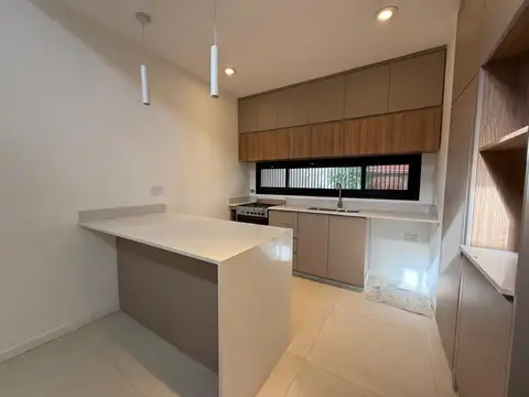 Casa 4 ambientes con 2 baños