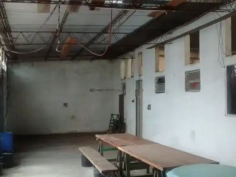 Galpón 330m2 s/Lote 17,32x50 con Casa 100m2