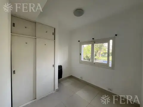 Venta casa 5 ambientes con cochera y jardín en Club El Carmen