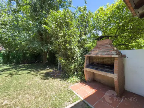 VENTA CASA 7 AMBIENTES REFACCIONADA DOS COCHERAS PARQUE QUINCHO Y PARRILLA VILLA ADELINA