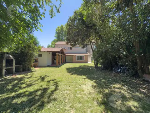 VENTA CASA 7 AMBIENTES REFACCIONADA DOS COCHERAS PARQUE QUINCHO Y PARRILLA VILLA ADELINA