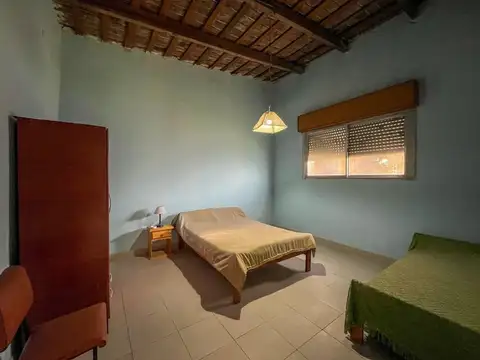 Casa con galpón y terreno en Victoria