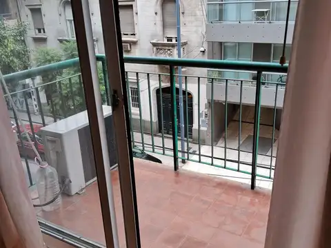Luminoso monoambiente con balcon en  RECOLETA