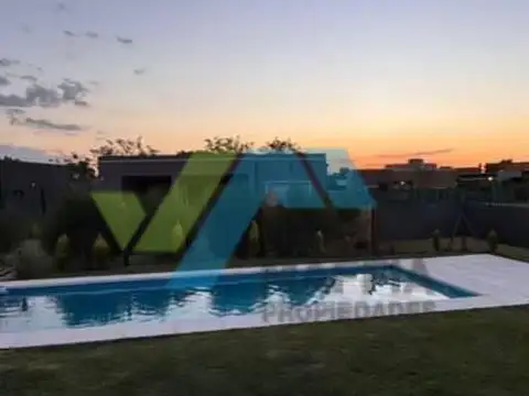 Venta de casa con pileta - PILAR DEL ESTE