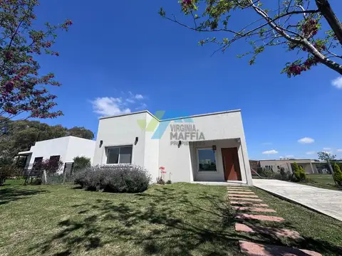 Venta de casa con pileta - PILAR DEL ESTE lote interno