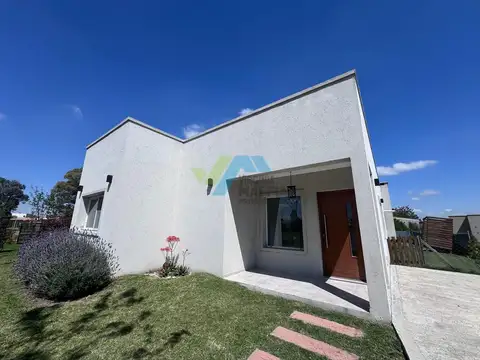 Venta de casa con pileta - PILAR DEL ESTE lote interno