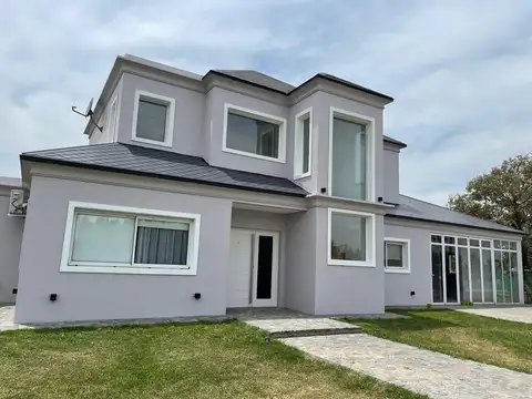 Casa en Alquiler con 2 cocheras