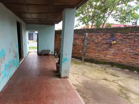 EN VENTA CASA A REFACCIONAR EN ESQUINA