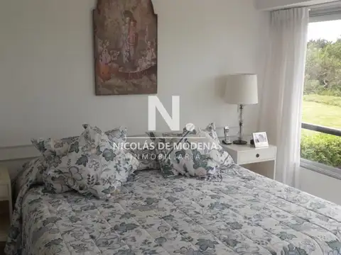 Departamento de 4 dormitorios + dependencia en venta frente al mar.