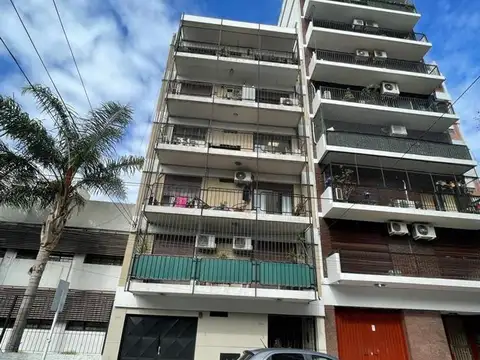 DEPARTAMENTO 2 AMBIENTES CON PATIO Y COCHERA