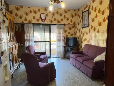 CASA 4 AMBIENTES CON LOCALES COMERCIALES EN VENTA