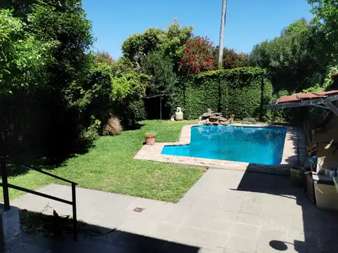 CASA DE ESTILO EN OLIVOS. 5 AMBIENTES Y PILETA