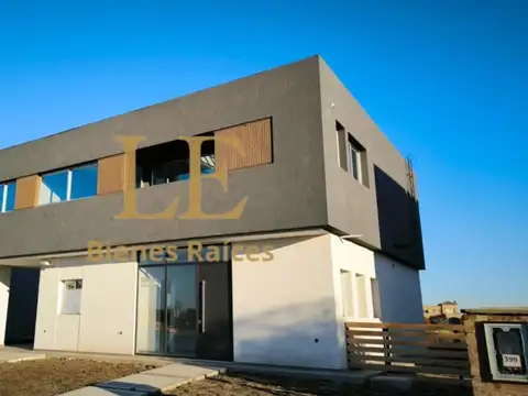 Casa en Venta con 6 cocheras
