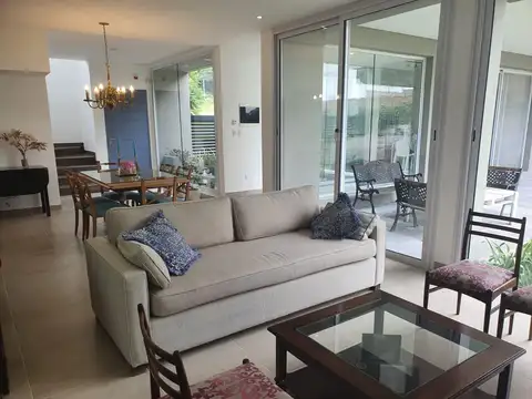 Casa 6 ambientes con 2 baños