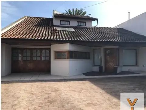 Casa en venta - 3 Dormitorios 2 Baños - Mar Del Plata