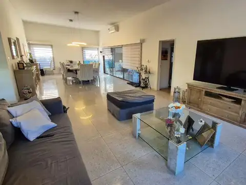 Casa en Alquiler en Villa Rosa, USD 2.500