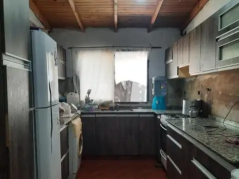 Casa 4 ambientes + Local o depto sobre Gran lote