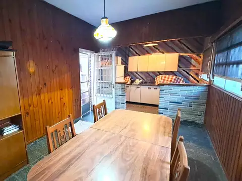 Casa en  venta Multifamiliar con cochera 6 ambientes en Villa Ballester