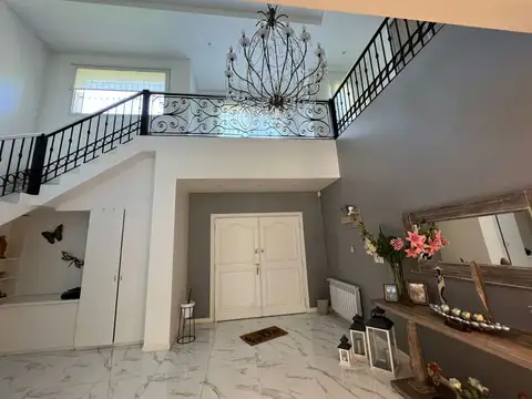 Casa en Venta en Barrio Parque Leloir, USD 900.000