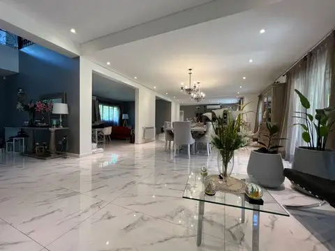 Casa en Venta con 4 cocheras