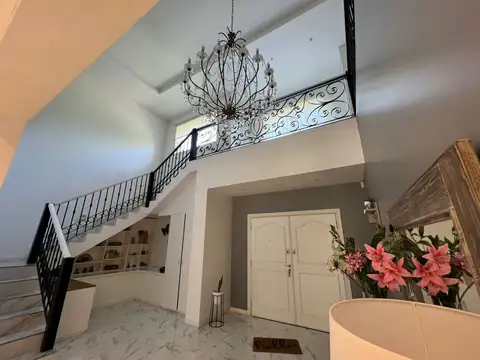 Casa 5 ambientes con 6 baños