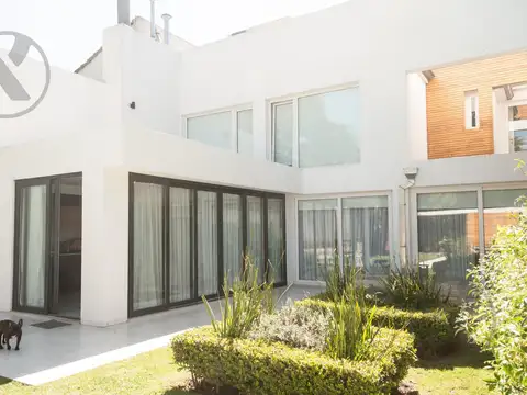 VENTA | CASA ESTILO MODERNO | LOS TRONCOS - MAR DEL PLATA |
