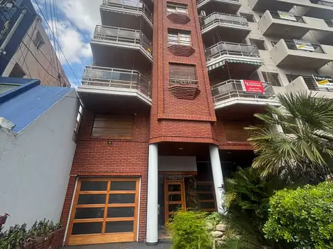 Semipiso dos amb  al frente con cochera cubierta.-