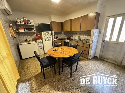 Casa 4 ambientes con 2 baños