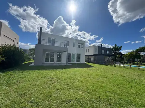 venta | Casa en Puertos 3 dormitorios, escritorio | Barrio Vistas