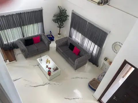 Casa en Venta con 3 cocheras