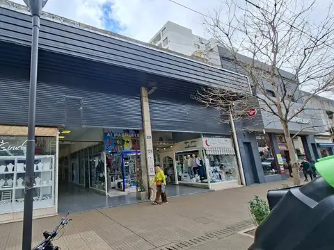 Local en Microcentro en galería sobre calle comercial 12