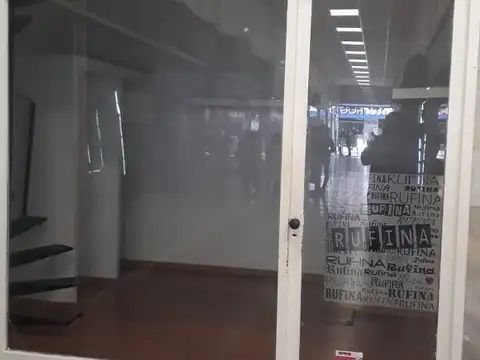Local en Microcentro en galería sobre calle comercial 12