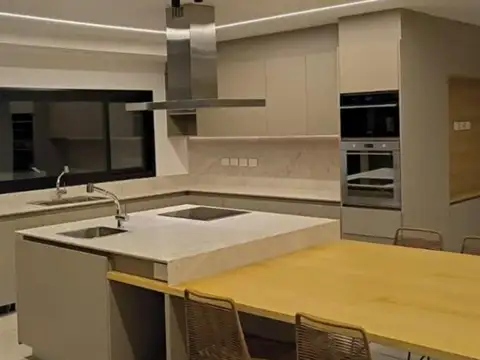 Casa 8 ambientes con 6 baños
