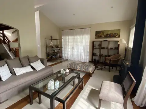 Casa 6 ambientes con 3 baños
