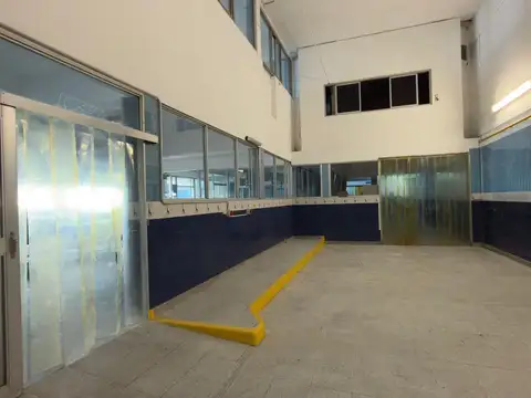 Fábrica/Galpón de 800 mts en alquiler - Victoriano Montes  al 2100