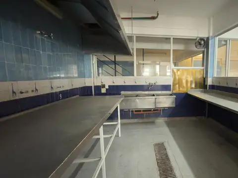 Fábrica/Galpón de 800 mts en alquiler - Victoriano Montes  al 2100