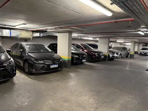 Cochera en pleno Recoleta (50m de facultad de medicina)