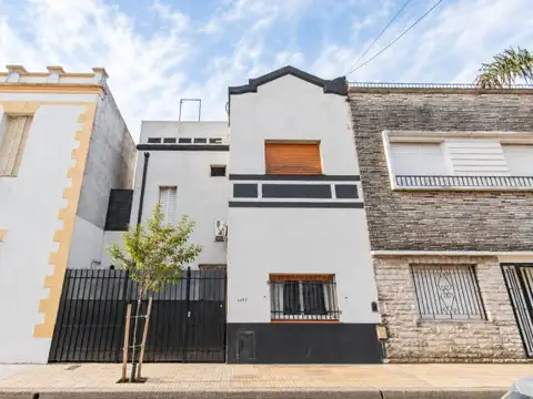 Casa en venta 4 dormitorios, 2 baños, patio y terraza en Liniers - financiación