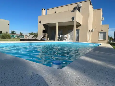 Venta / Alquiler amoblado Casa 5 ambientes en Santa Juana en Canning