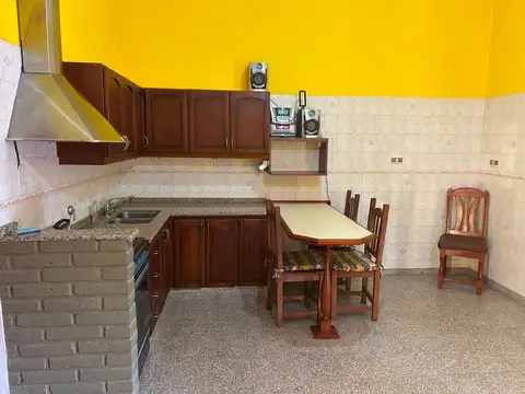 Casa 12 ambientes con 2 baños